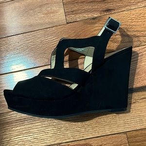 Black size 8M wedges worn once no defects buckle closure arch pad included